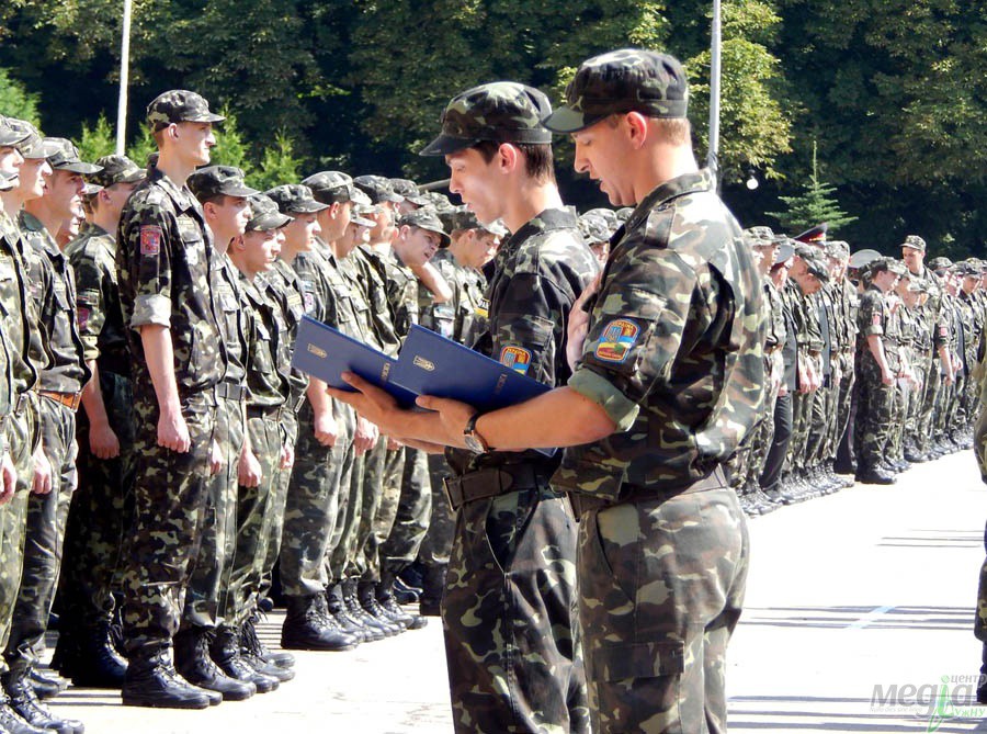 Випускники здобудуть кваліфікацію за відповідними спеціальностями і їм буде надано первинного офіцерського звання – молодший лейтенант запасу Студенти-військовики УжНУ склали присягу на вірність українському народові