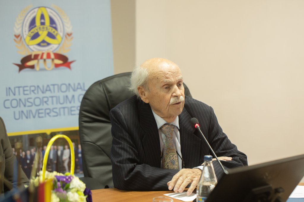 Богдан Гаврилишин: «Приємно, що УжНУ святкує 70-річчя з думкою про майбутнє» Богдан Гаврилишин: «Приємно, що УжНУ святкує 70-річчя з думкою про майбутнє»