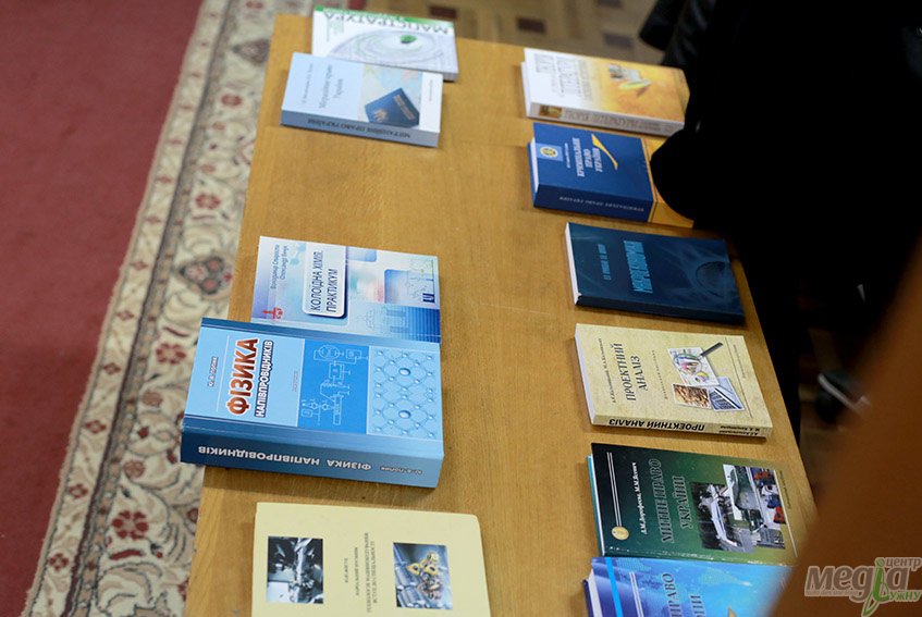Дванадцять минулорічних видань визнали кращими в УжНУ Дванадцять минулорічних видань визнали кращими в УжНУ
