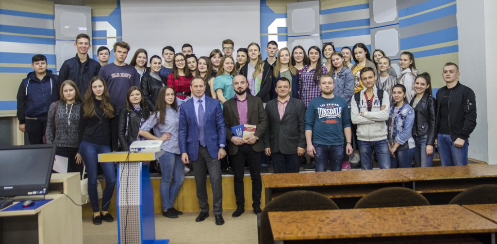 Про оптимальний Основний Закон зі студентами УжНУ поспілкувався відомий політик-науковець зі столиці Про оптимальний Основний Закон зі студентами УжНУ поспілкувався відомий політик-науковець зі столиці