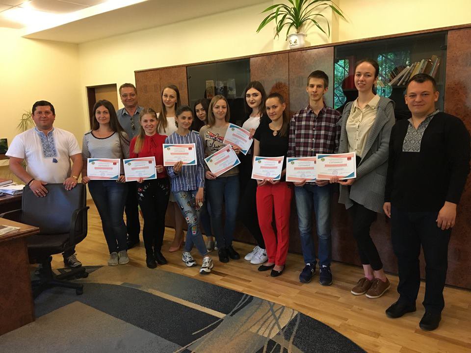 Вручення сертифікатів студентам 1-4 курсів спеціальностей "Країнознавство" та "Міжнародні відносини" Вручення сертифікатів студентам 1-4 курсів спеціальностей "Країнознавство" та "Міжнародні відносини"