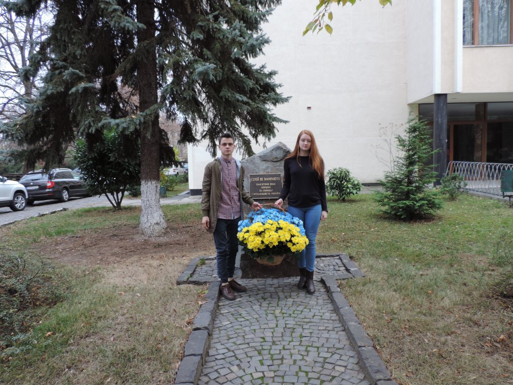 Today, on November 21, the Day of Dignity and Freedom, students of UzNU laid flowers at the commemorative plaque to the fighters for freedom and independence of Ukraine Today, on November 21, the Day of Dignity and Freedom, students of UzNU laid flowers at the commemorative plaque to the fighters for freedom and independence of Ukraine