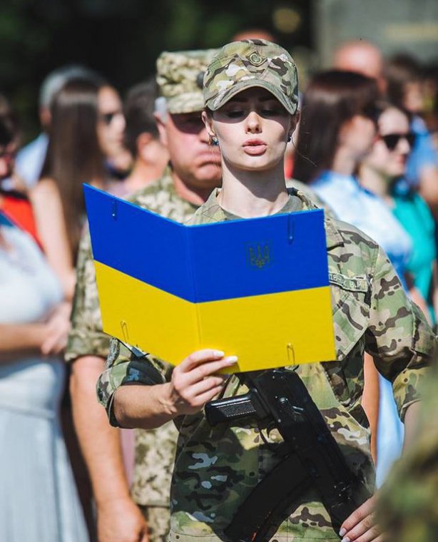 Випускники кафедри військової підготовки скадатимуть військову присягу на вірність українському народові. Випускники кафедри військової підготовки скадатимуть військову присягу на вірність українському народові.