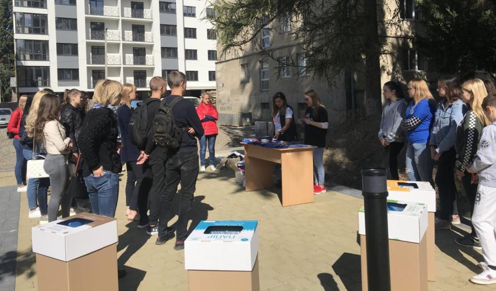 Разом з усім світом: студенти прибрали з берегів Ужа пластик, одяг і навіть мило! Разом з усім світом: студенти прибрали з берегів Ужа пластик, одяг і навіть мило!