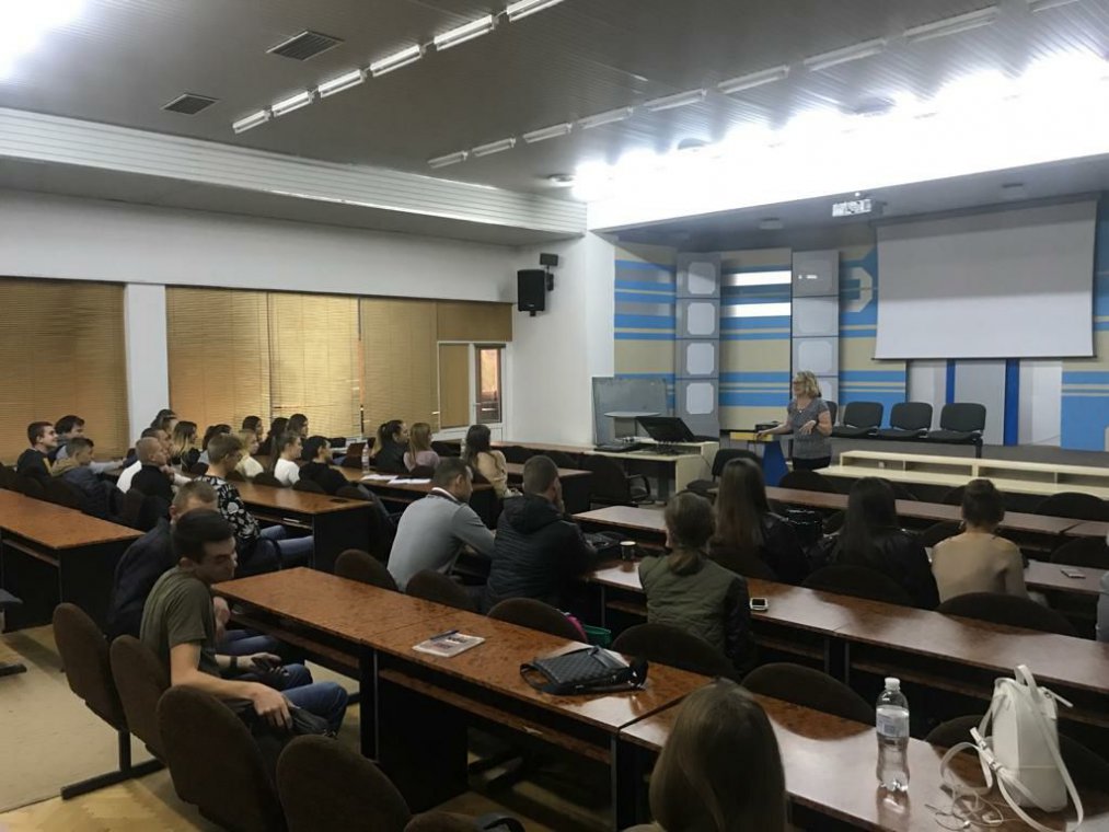 Волонтерка із США зустрілася із правниками-міжнародниками
Волонтерка із США зустрілася із правниками-міжнародниками
