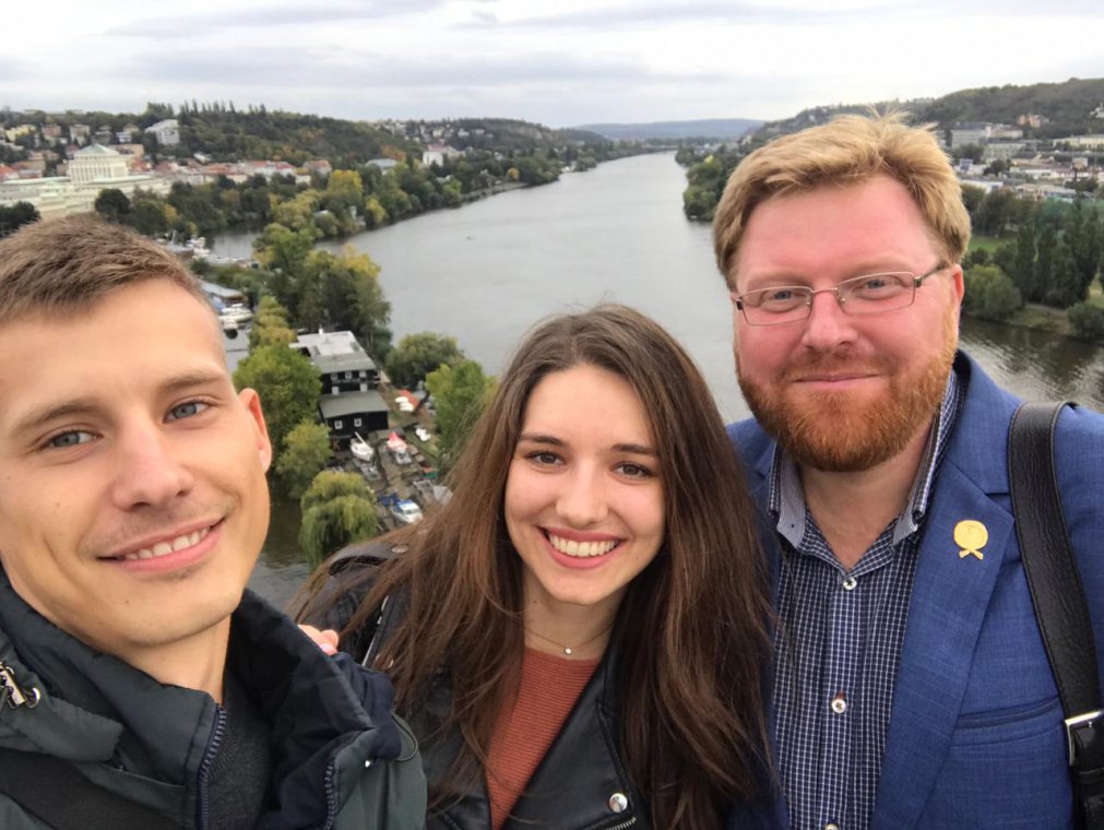 Доцент Олександр Білаш разом зі студентами Erasmus+, Михайлом Пановим та Маріною Мешковою Erasmus+ мотивує та об’єднує: студенти юрфаку УжНУ про навчання у Карловому університеті в Празі