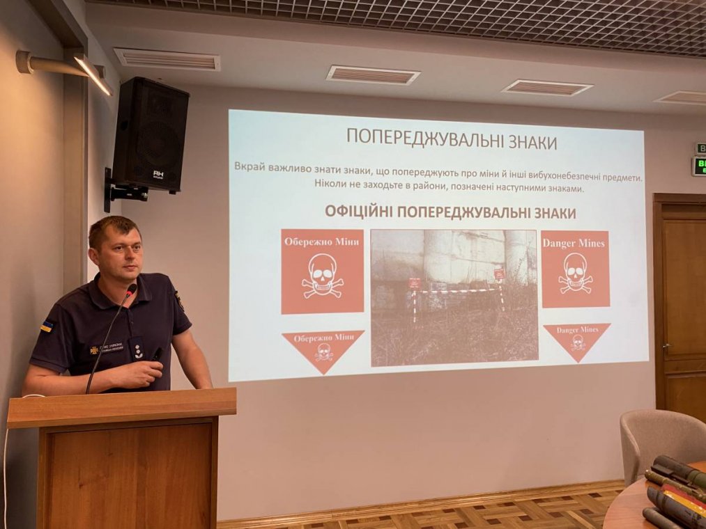 Представники ДСНС в УжНУ навчали розпізнавати вибухонебезпечні предмети Представники ДСНС в УжНУ навчали розпізнавати вибухонебезпечні предмети
