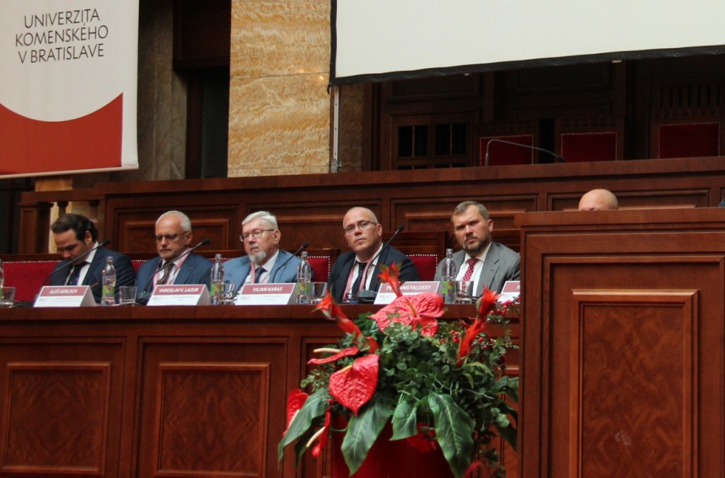 Декан юрфаку УжНУ Ярослав Лазур презентував у Братиславі ціннісно-правові аспекти створення наукових парків на Закарпатті  

