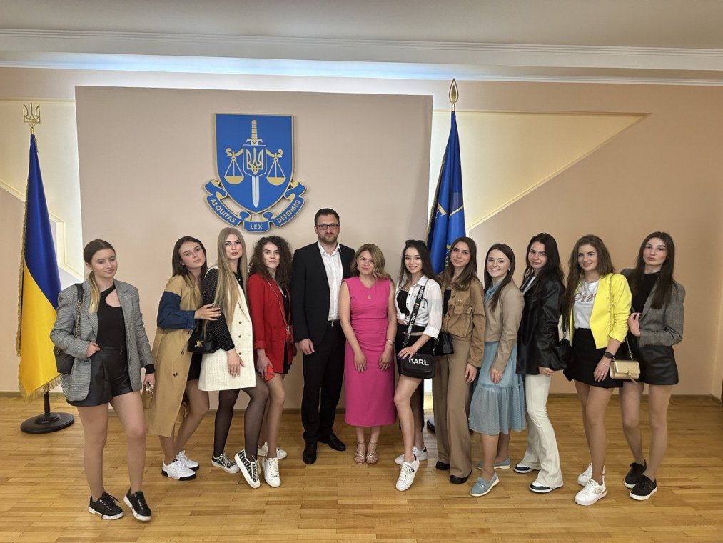 Студенти першого, третього курсів юридичного факультету ДВНЗ «УжНУ» відвідали Закарпатську обласну прокуратуру Студенти першого, третього курсів юридичного факультету ДВНЗ «УжНУ» відвідали Закарпатську обласну прокуратуру