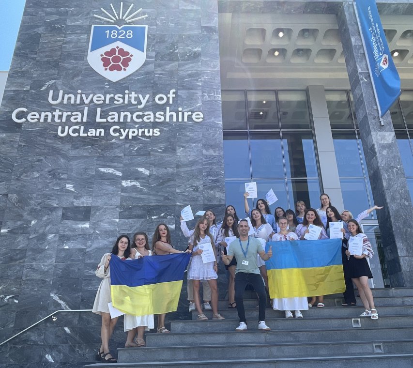Заступниця декана ФСН з міжнародних звʼязків, доцентка Вікторія Свищо разом з 18 студентками УжНУ взяли участь у мовній школі
Заступниця декана ФСН з міжнародних звʼязків, доцентка Вікторія Свищо разом з 18 студентками УжНУ взяли участь у мовній школі