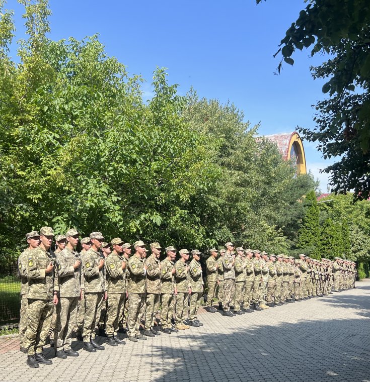 Вручення офіцерських погонів випускникам кафедри військової підготовки Вручення офіцерських погонів випускникам кафедри військової підготовки