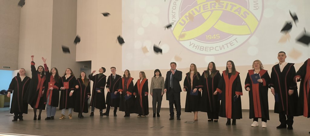 Урочисте вручення дипломів. Урочисте вручення дипломів.
