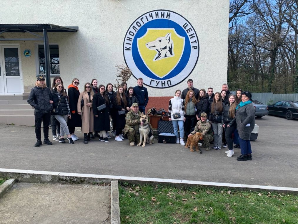 Студенти ознайомились з процесом підготовки службових собак, які допомагають закарпатським правоохоронним органам у розшуку й затриманні злочинців, пошуку зброї, вибухівки, наркотиків. Студенти ознайомились з процесом підготовки службових собак, які допомагають закарпатським правоохоронним органам у розшуку й затриманні злочинців, пошуку зброї, вибухівки, наркотиків.