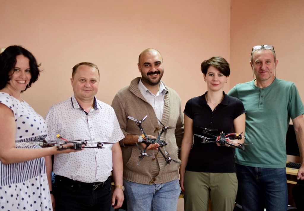 Випускники-інтерни УжНУ передали Збройним силам України дрони/UzhNU Graduating Interns Donate Drones to Support Armed Forces of Ukraine Випускники-інтерни УжНУ передали Збройним силам України дрони/UzhNU Graduating Interns Donate Drones to Support Armed Forces of Ukraine