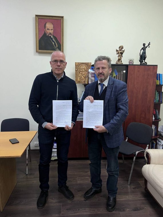Ярослав Лазур, декан юридичного факультету, підписав важливий договір про академічну мобільність із Київським університетом права НАН України Ярослав Лазур, декан юридичного факультету, підписав важливий договір про академічну мобільність із Київським університетом права НАН України