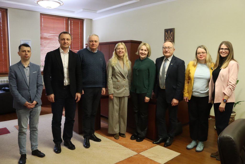 Автори колективної монографії про мови і культури під час війни в Україні зустрілися з ректором УжНУ Автори колективної монографії про мови і культури під час війни в Україні зустрілися з ректором УжНУ