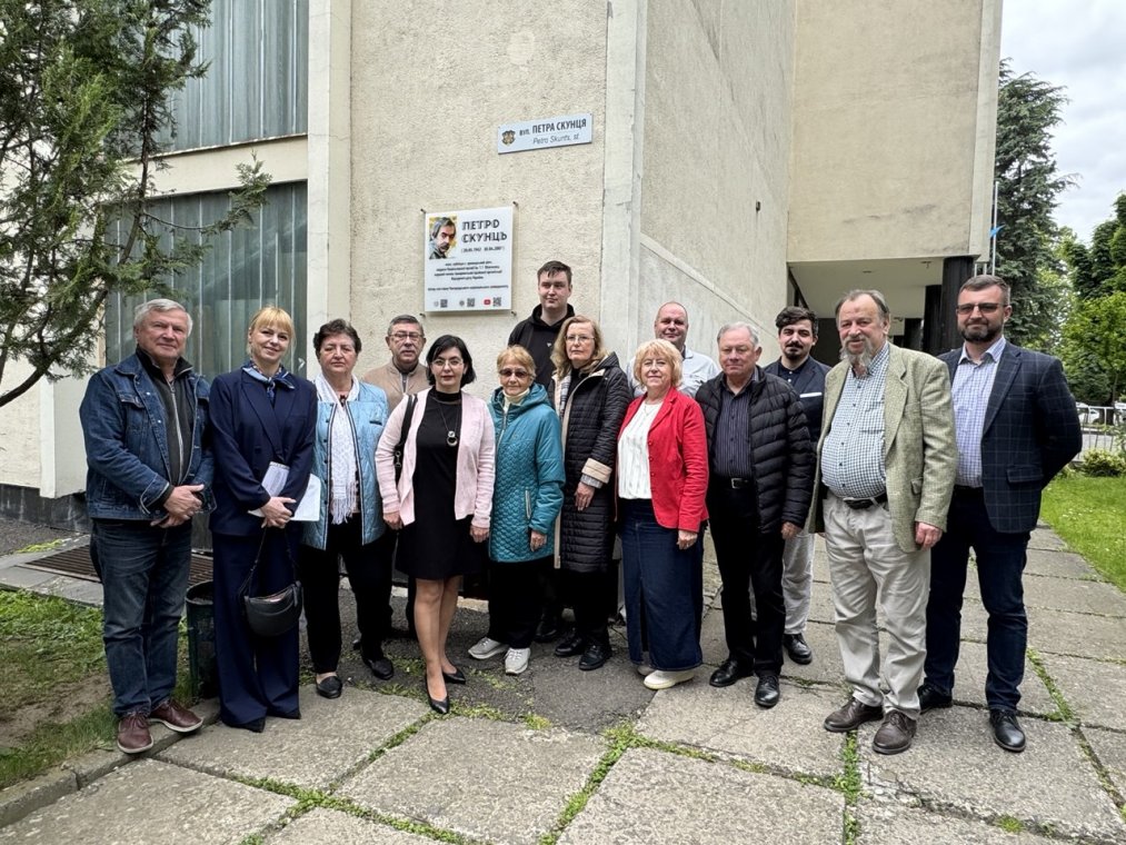 До дня народження Петра Скунця в УжНУ провели круглий стіл і встановили інтерактивну дошку До дня народження Петра Скунця в УжНУ провели круглий стіл і встановили інтерактивну дошку