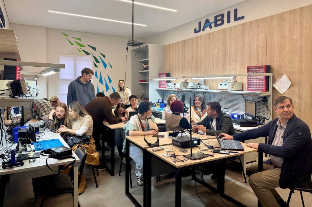 STEM-синергія в Ужгороді: обмін досвідом між Україною та Румунією задля навичок майбутнього STEM-синергія в Ужгороді: обмін досвідом між Україною та Румунією задля навичок майбутнього