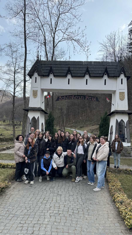 Стежками Карпат: навчальна подорож студентів до водоспаду Воєводин і парку Шенборна
Стежками Карпат: навчальна подорож студентів до водоспаду Воєводин і парку Шенборна