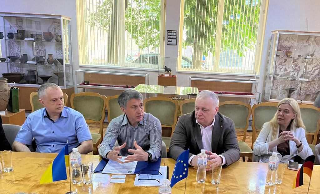 В УжНУ відбулася зустріч з делегацією німецького міста Карлсруе В УжНУ відбулася зустріч з делегацією німецького міста Карлсруе