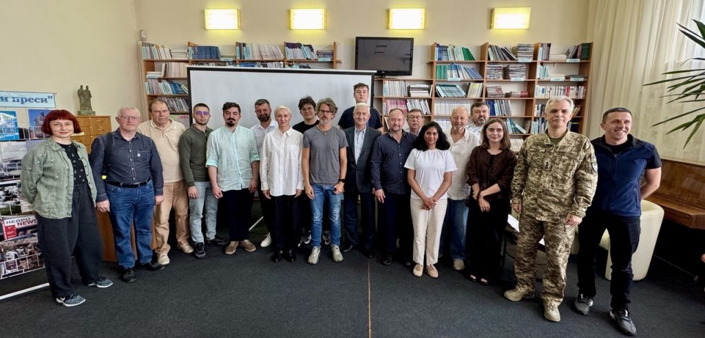 «Довгий шлях до миру»: словенський репортер представив в Ужгороді книгу про війну «Довгий шлях до миру»: словенський репортер представив в Ужгороді книгу про війну