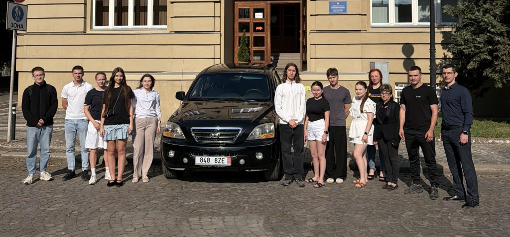 Від свята краси до підтримки фронту: автомобіль для ЗСУ придбали завдяки «Міс медичного факультету УжНУ» Від свята краси до підтримки фронту: автомобіль для ЗСУ придбали завдяки «Міс медичного факультету УжНУ»